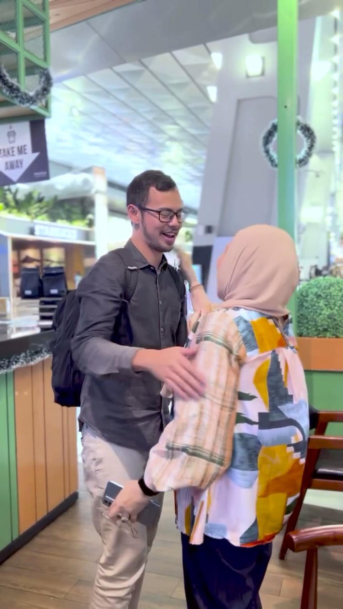 Momen Dewi Yull Antarkan Surya Sahetapy Kembali ke Amerika, Berusaha Tegar Tapi Mewek Juga