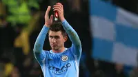 Bek Aymeric Laporte bertepuk tangan usai pertandingan melawan West Bromwich Albion's di Liga Inggris di Stadion Etihad, Manchester (31/1). Man City menang 3-0 atas West Bromwich Albion's. (AFP Photo/Lindsay Parnaby)