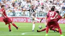 Pemain Juventus, Gonzalo Higuain melepaskan tembakan  melewati adangan pemain Cagliari pada laga Serie A di  Turin, (19/8/2017). Juventus menang 3-0. (Alessandro Di Marco/ANSA via AP)