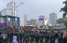 Massa Demonstran Tertahan Belum Bisa Masuk ke Kawasan Bundaran HI