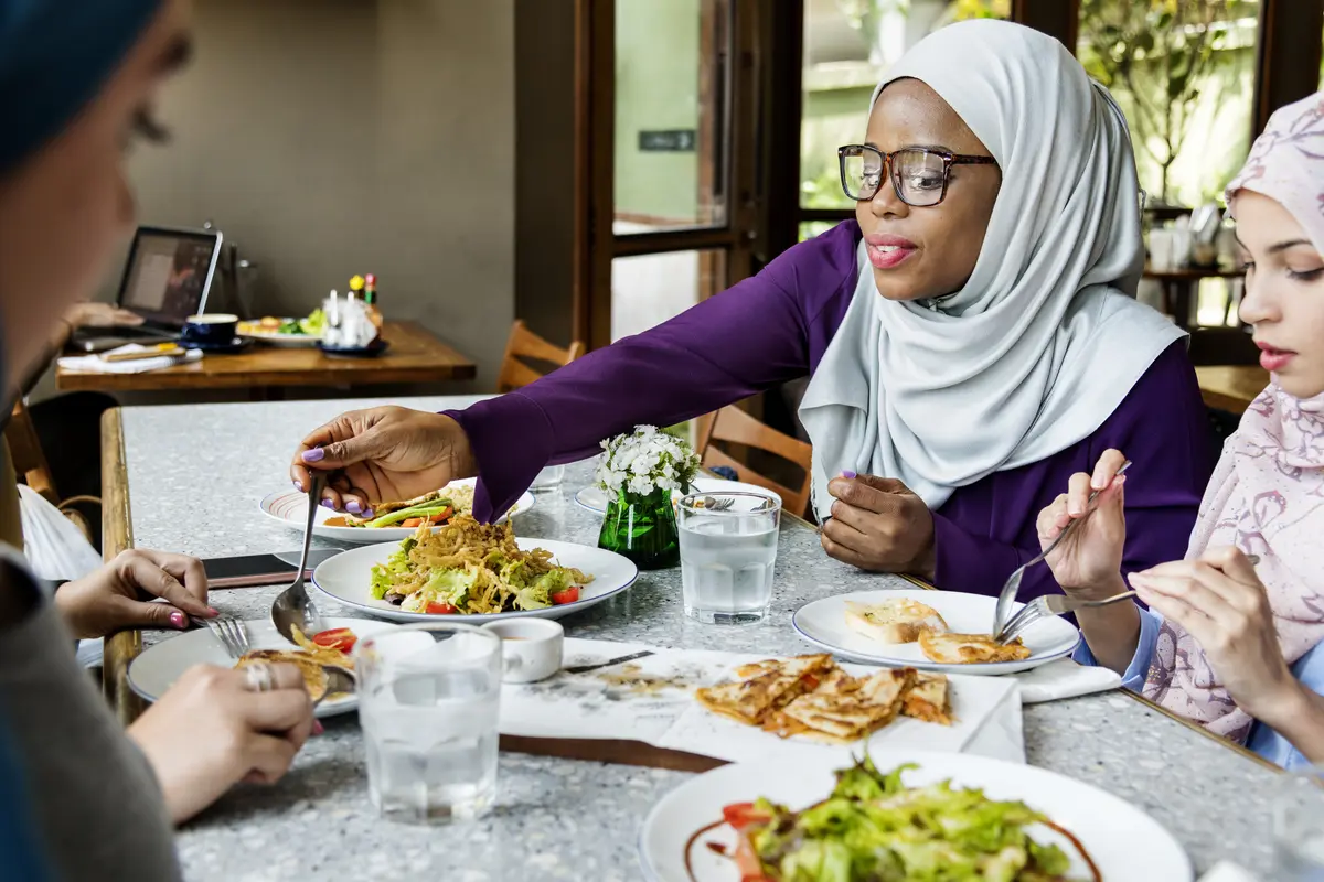Sekelompok perempuan muslimah sedang makan bersama (Foto Dok: Freepik/rawpixel.com)