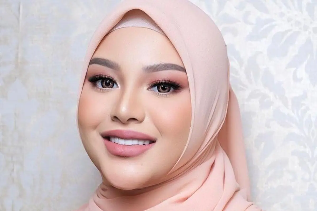 10 Potret Gaya Kompak Aurel Hermansyah dan Ameena Pakai Kebaya Peach saat Tedak Siten