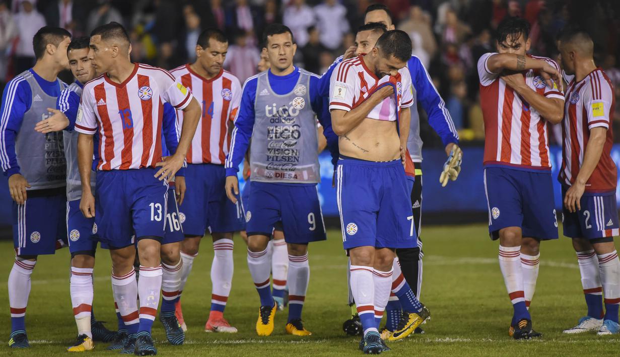 Para pemain Paraguay tampak kecewa usai ditaklukkan Uruguay pada laga kualifikasi piala dunia 2018 di Stadion Defensores del Chaco, Rabu (6/9/2017). Uruguay menang 2-1 atas Paraguay. (AFP/Favio Falcon)