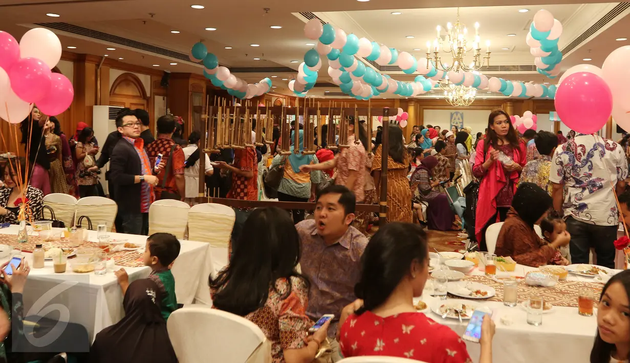 Suasana pesta ulang tahun Arsy Addara Musicia Nurhermansyah yang ke 1 di Mercantile Athletic Club WTC 1, Jakarta, Kamis (17/12/2015). Pesta bernuansa kerajaan tersebut berlangsung mewah dan meriah (Liputan6.com/Herman Zakharia)