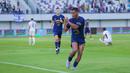 Pemain Persita Tangerang, Eber Bessa, melakukan selebrasi setelah mencetak gol ke gawang Persik Kediri dalam laga lanjutan BRI Super League 2025/2026 di Stadion Indomilk Arena, Minggu (21/12/2025) sore WIB. (Bola.com/ M Iqbal Ichsan)