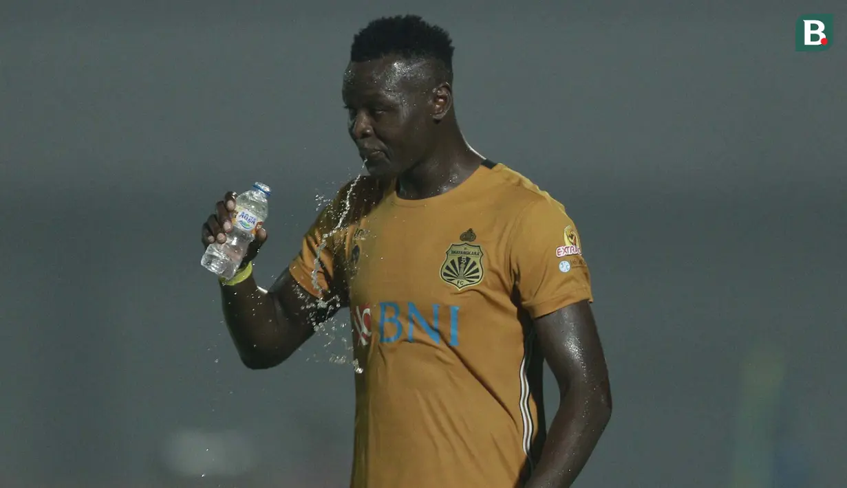 Ezechiel N'Douassel. Striker Bhayangkara FC asal Chad berusia 33 tahun ini didatangkan dari Persib Bandung pada 22 Januari 2020 dan sempat mmperkuat timnya berlaga di Piala Menpora 2021. (Foto: Bola.com/M. Iqbal Ichsan)