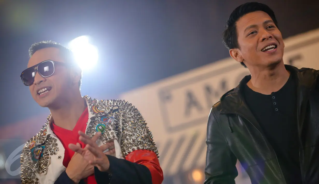 Keseruan Giring Nidji dan Ariel NOAH saat proses syuting pembuatan video klip lagu 'Kemesraan' di Jakarta, Selasa (19/1). Iwan Fals menggaet sederet vokalis grup band populer Tanah Air dalam album terbarunya 'SATU'.  (Liputan6.com/Faizal Fanani)
