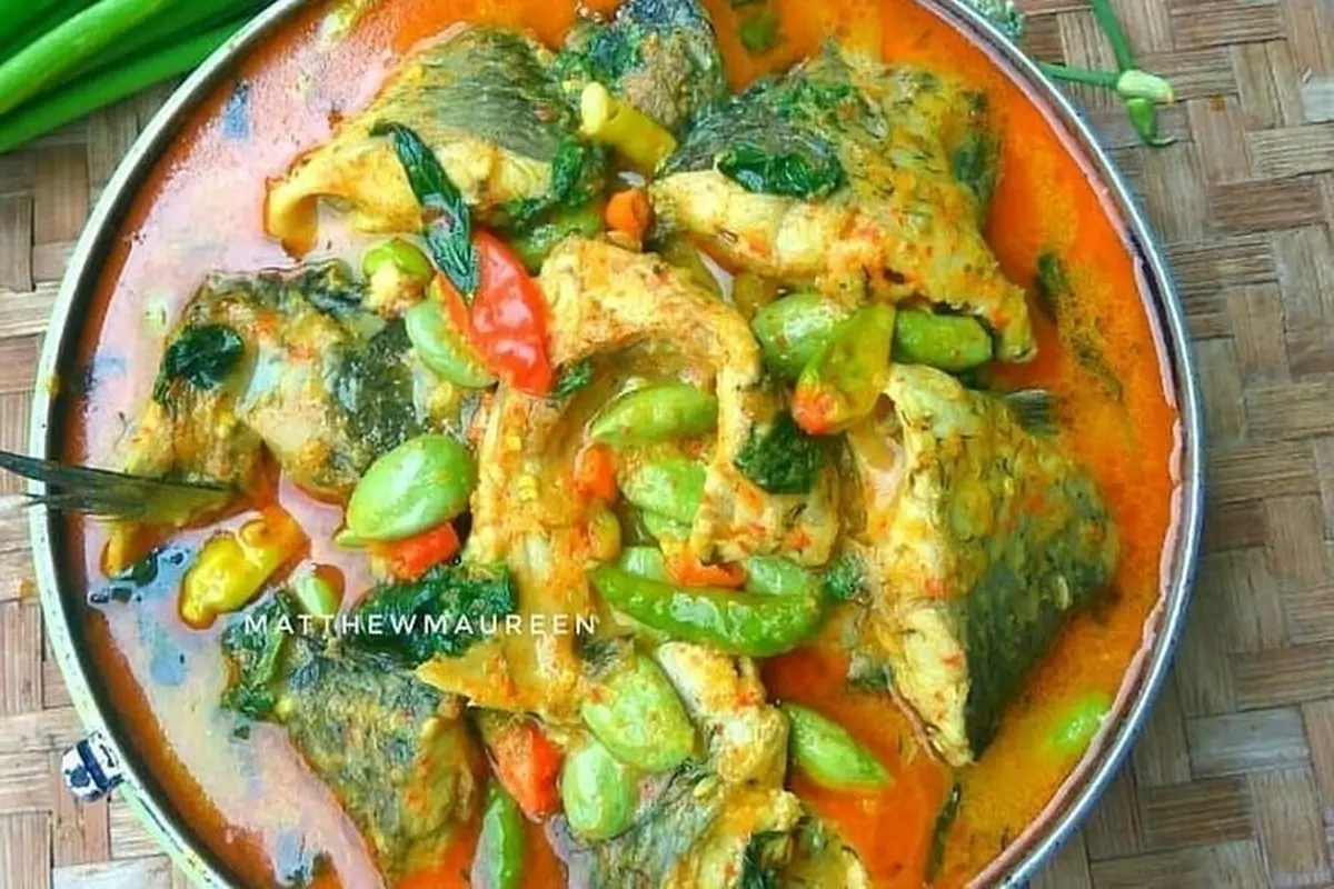 Sepiring ikan mas bumbu kuning