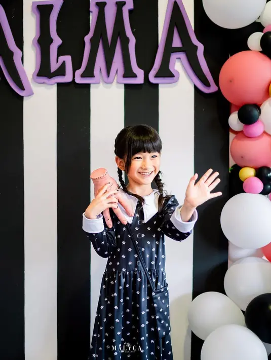 Rambut kepang dua jadi sentuhan playful yang misterius [@atiqahhasiholan]