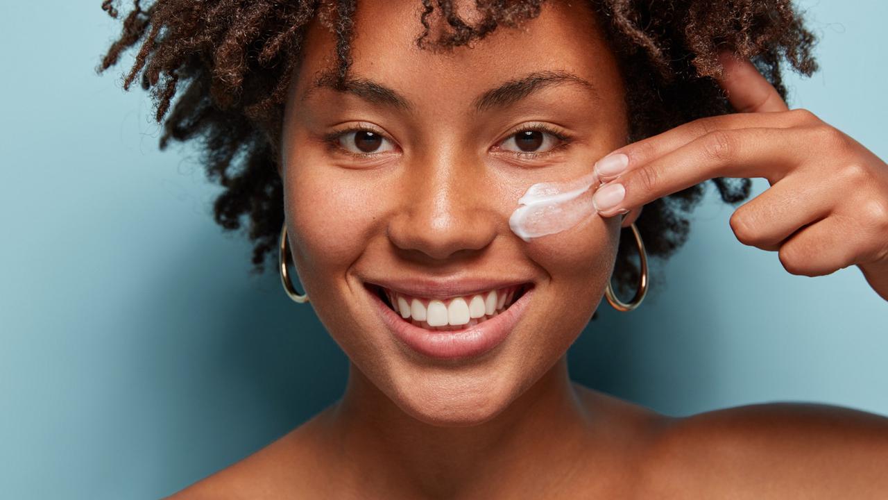 Kulit Gelap Tetap Rentan: Inilah Alasan Medis Mengapa Sunscreen Tak Boleh Dilewatkan