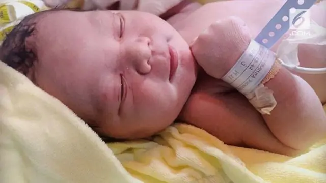 Vicky Shu dan Ade Imam dikaruniai putra pertama bernama Abimanyu Manggala Nugroho Putro. Vicky melahirkan secara normal di Rumah Sakit Pondok Indah.