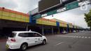 Sebuah taksi melintas di Bandara Halim Perdanakusuma, Jakarta, Rabu (26/1/2022). Aktivitas keberangkatan dan kedatangan penumpang serta pertokoan dihentikan sementara dan dialihkan ke Bandara Soekarno-Hatta. (merdeka.com/Imam Buhori)