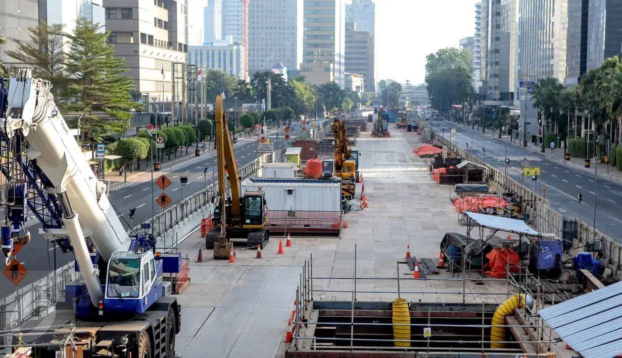 Proyek pembangunan jalur MRT dihentikan sementara selama masa libur Lebaran 2015. Tampak, sejumlah alat berat terparkir di sekitar proyek pembangunan MRT di kawasan Thamrin, Jakarta, Jumat (17/7/2015). (Liputan6.com/Faizal Fanani)