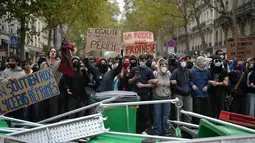 Sejumlah pelajar berdiri di depan Universitas Sciences Po saat menggelar aksi protes terkait kondisi sekolah yang kekurangan sumber daya di Paris, Prancis, Rabu (7/10/2026). Aksi tersebut merupakan bagian dari gerakan pelajar sekolah menengah dan mahasiswa yang menyuarakan persoalan pendanaan pendidikan, kekurangan tenaga pengajar, kepadatan ruang kelas, serta kondisi infrastruktur sekolah. Para pelajar berkumpul di depan kampus sambil menyampaikan aspirasi mereka. Demonstrasi serupa digelar di sejumlah wilayah Prancis sebagai bentuk tuntutan terhadap kondisi pendidikan dan fasilitas sekolah. (AP Photo/Thibault Camus)