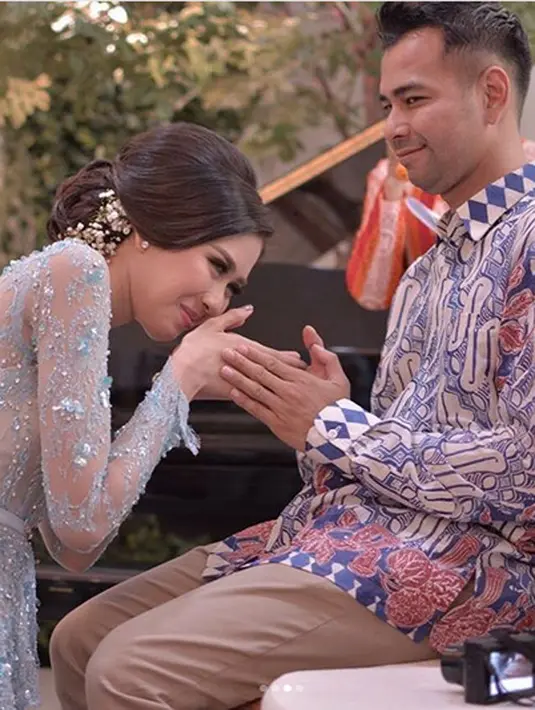 "Moment Sungkem "Kikuk juga antara Kakak paling tua dengan Adik paling bontot," tulis Raffi Ahmad dalam keterangan foto saat Syahnaz sungkem mohon restu. Ayah Rafatar itu terlihat menahan tawa. (Instagram/raffinagita1717)