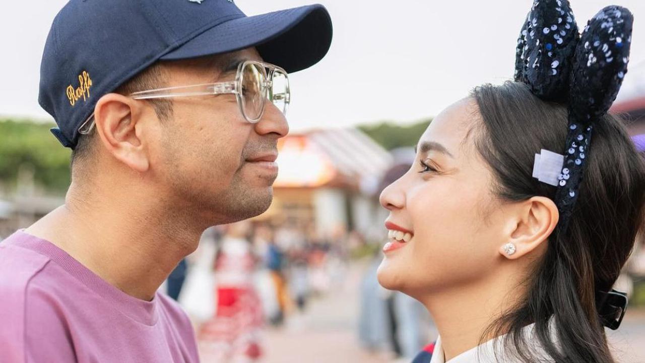 Disneyland Hongkong Jadi Saksi Keromantisan Raffi Ahmad dan Nagita Slavina