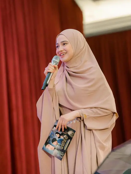 Pesona super manis dari Syifa Hadju saat mengenakan pakaian tertutup. Ia memilih gamis dan hijab panjang serba cokelat. [Foto: Instagram/syifahadju]