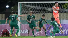 Duel dua tim musafir, Persebaya Surabaya dan Arema FC dalam laga lanjutan pekan ke-33 BRI Liga 1 2022/2023 yang berlangsung di Stadion PTIK, Jakarta, Selasa (11/4/2023) malam berlangsung dramatis. Tuan rumah Persebaya mampu menang 1-0 lewat gol tunggal Muhammad Iqbal pada menit ke-79 lewat sundulan kepala. Arema FC berpeluang memaksakan hasil imbang saat mendapat hadiah penalti pada menit terakhir masa injury time babak kedua. Kiper Persebaya, Ernando Ari Sutaryadi menjadi pahlawan Bajul Ijo dengan menepis eksekusi penalti yang dilakukan Rizki Dwi Febrianto. Hasil ini membawa Persebaya naik ke posisi 7 dengan mengemas 49 poin, sementara Arema FC tertahan di posisi 11 dengan 42 poin. (Bola.com/Bagaskara Lazuardi)