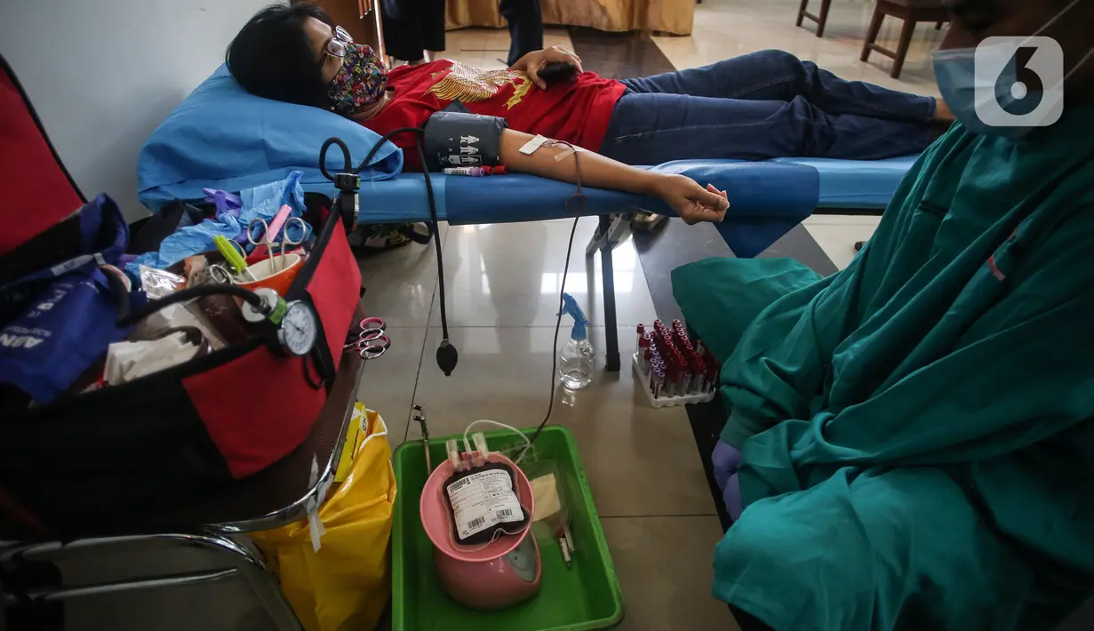 Warga dan jemaat mendonorkan darahnya dengan menerapkan protokol kesehatan di Gereja Protestan Indonesia Bagian Barat (GPIB) Effatha, Jakarta, Sabtu (14/8/2020). PMI mengimbau masyarakat kembali menjadi pendonor darah, karena stok darah menurun selama pandemi Covid-19. (Liputan6.com/Johan Tallo)