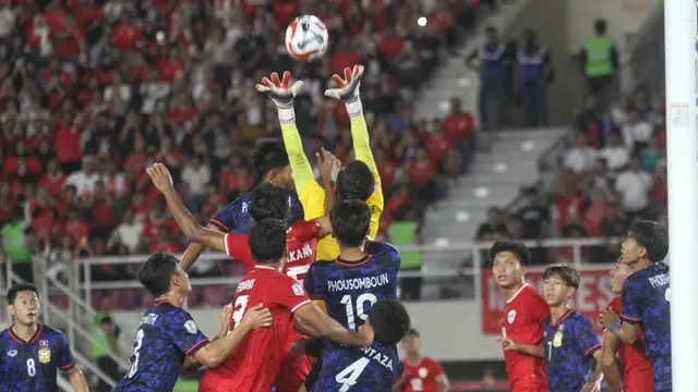 Perebutan bola antar pemian Timnas Indonesia dan Laos di Piala AFF
