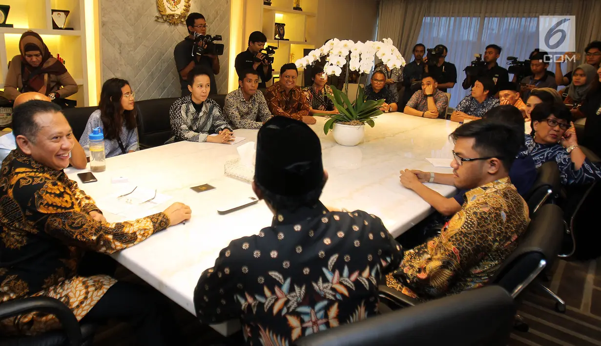 Ketua DPR Bambang Soesatyo menerima musikus di Kompleks Parlemen, Senayan, Jakarta, Senin (28/1). Pertemuan membahas hasil kajian RUU Permusikan yang dilakukan bersama Koalisi Seni Indonesia dan KAMI. (Liputan6.com/Johan Tallo)