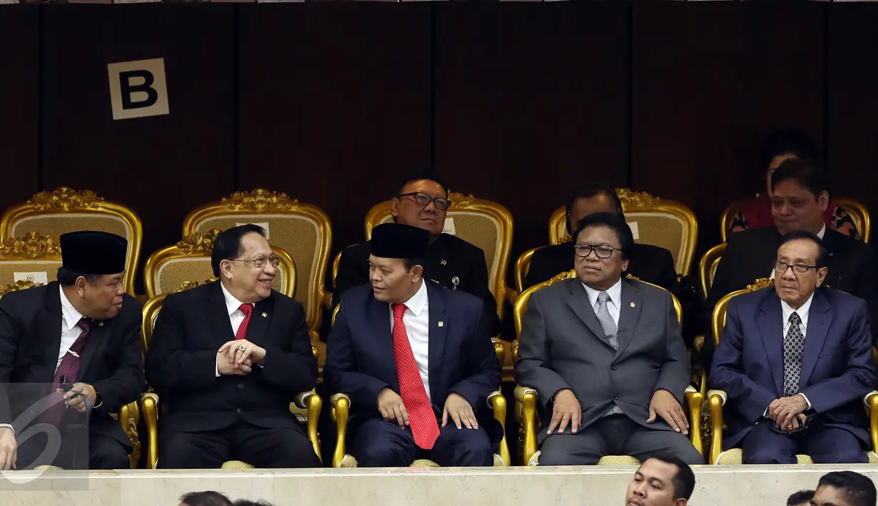 Wakil Ketua MPR Oesman Sapta (kedua kanan) bersama tokoh politik, Akbar Tandjung (kanan) menghadiri acara pidato Raja Arab Saudi Salman bin Abdulaziz Al Saud di Gedung DPR, Kompleks Parlemen, Senayan, Jakarta, Kamis (2/3). (Liputan6.com/Johan Tallo)
