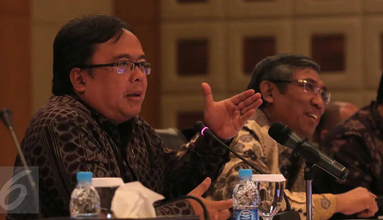 Menkeu Bambang PS Brodjonegoro (kiri) bersama Wamenkeu Mardiasmo saat memberikan keterengan pers di Gedung Pajak, Jakarta, (3/11/2015). Dalam keterangan tersebut Menkeu menjelaskan perincian APBN 2016 yang telah disahkan. (Liputan6.com/Angga Yuniar)