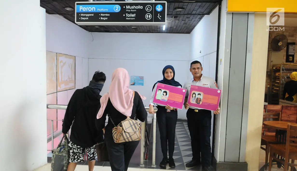 Pegawai PT KCI membawa poster saat kampanye bertema "Victim blamming, konsensus, cat call", dalam rangka memperingati Hari Perempuan Internasional di Stasiun Sudirman, Jakarta, Selasa (12/3). (Liputan6.com/Herman Zakharia)