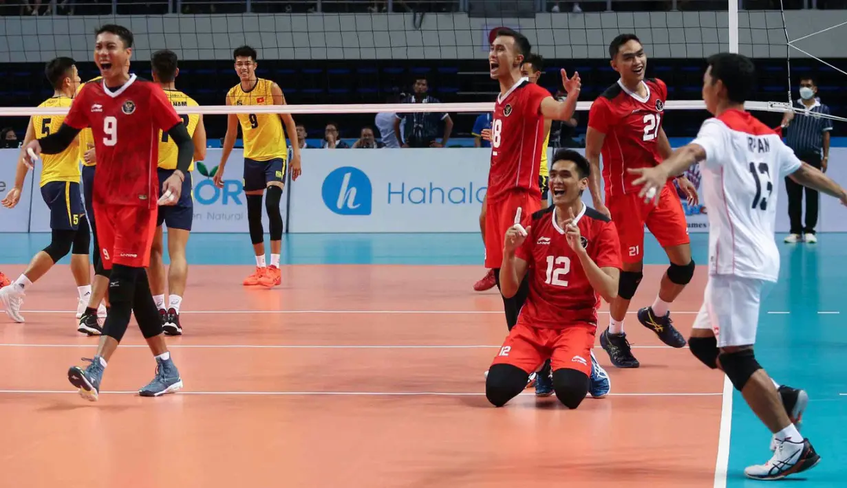 Para pemain Timnas Voli Putra Indonesia merayakan kemenangan timnya setelah mengalahkan tuan rumah Vietnam pada laga final SEA Games 2021 yang berlangsung di Dai Yan Sports Arena, Quang Ninh Vietnam, Minggu, 22 Mei 2022. Skuat asuhan Jiang Jie berhasil menang telak dengan skor 3-0 (25-22, 25-18, dan 25-15). (Foto: Kemenpora/PP SIWO PWI/Erly Bahtiar)