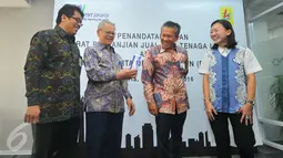 GM Distribusi Jakarta Raya PLN Syamsul Huda, Komisaris Utama MRT Jakarta Erry Riyana Hardjapamekas, Kadiv Operasi Regional Jawa bagian barat PLN Nyoman Astawa dan Silvia Halim usai melakukan kerjasama, Jakarta, Rabu (21/12). (Liputan6.com/Angga Yuniar)