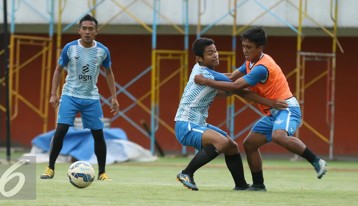Pemain Gresik United saling berebut bola saat latihan uji lapangan jelang laga Piala Presiden 2017 di Stadion Maguwoharjo, Sleman, Jumat (3/2). Gresik United akan berhadapan dengan Mitra Kukar, Sabtu (4/2). (Liputan6.com/Helmi Fithriansyah)