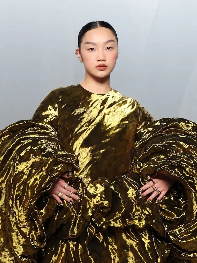 Audrey Nuna Jadi “Piala Berjalan”, Tampil Super Nyentrik dengan Gaun Emas Full Face di Vanity Fair Oscar Party 2026