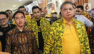 Ketua Umum Partai Golkar Airlangga Hartarto (kiri) didampingi  Wali Kota Solo Gibran Rakabuming Raka menghadiri Rapimnas II Partai Golkar di Kantor DPP Partai Golkar, Jakarta, Sabtu (21/10/2023). (Liputan6.com/Angga Yuniar)