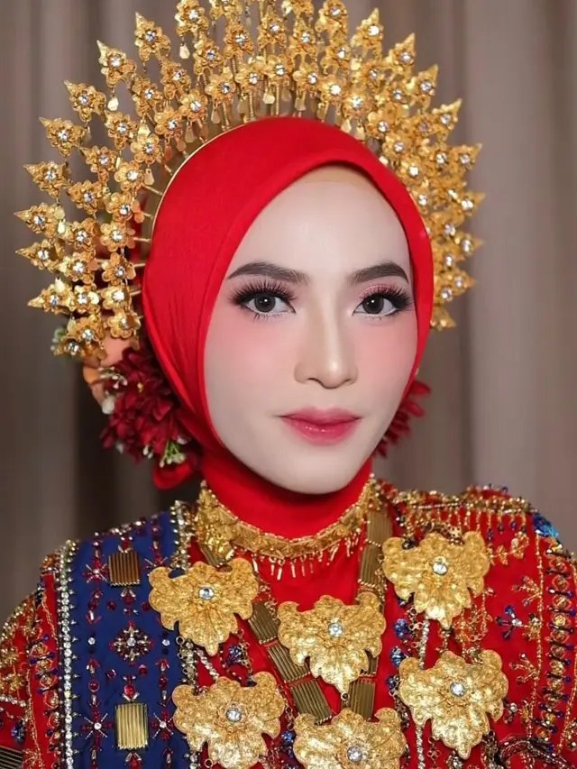 Gaya Feby Putri di Malam Mappacci, Tampil Menyala dengan Baju Bodo Merah dan Aksesori Emas
