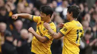 Pemain Wolverhampton, Hwang Hee-can merayakan gol ke gawang Rennes yang disambut rekannya Hugo Bueno di Stadion Molineux, Sabtu (5/8/2023). (Mike Egerton/PA via AP)