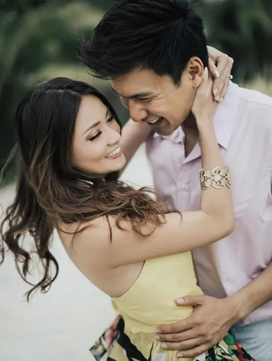 "Kayak mama kirim foto Christian Sugiono sama anaknya terus bilangnya ' itu Christian Sugiono sama anaknya lucu ya'," ungkap Fendy. "Kode-kodean doang sih," timpal Stella. (Instagram/fendychow)