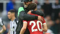 Manajer Liverpool asal Jerman, Jurgen Klopp (tengah), merayakan kemenangan bersama penyerang Liverpool asal Portugal #20, Diogo Jota, setelah peluit akhir dibunyikan dalam pertandingan Liga Primer Inggris antara Newcastle United dan Liverpool di St James' Park di Newcastle-upon-Tyne, Inggris timur laut pada 27 Agustus 2023. (Lindsey Parnaby/AFP)