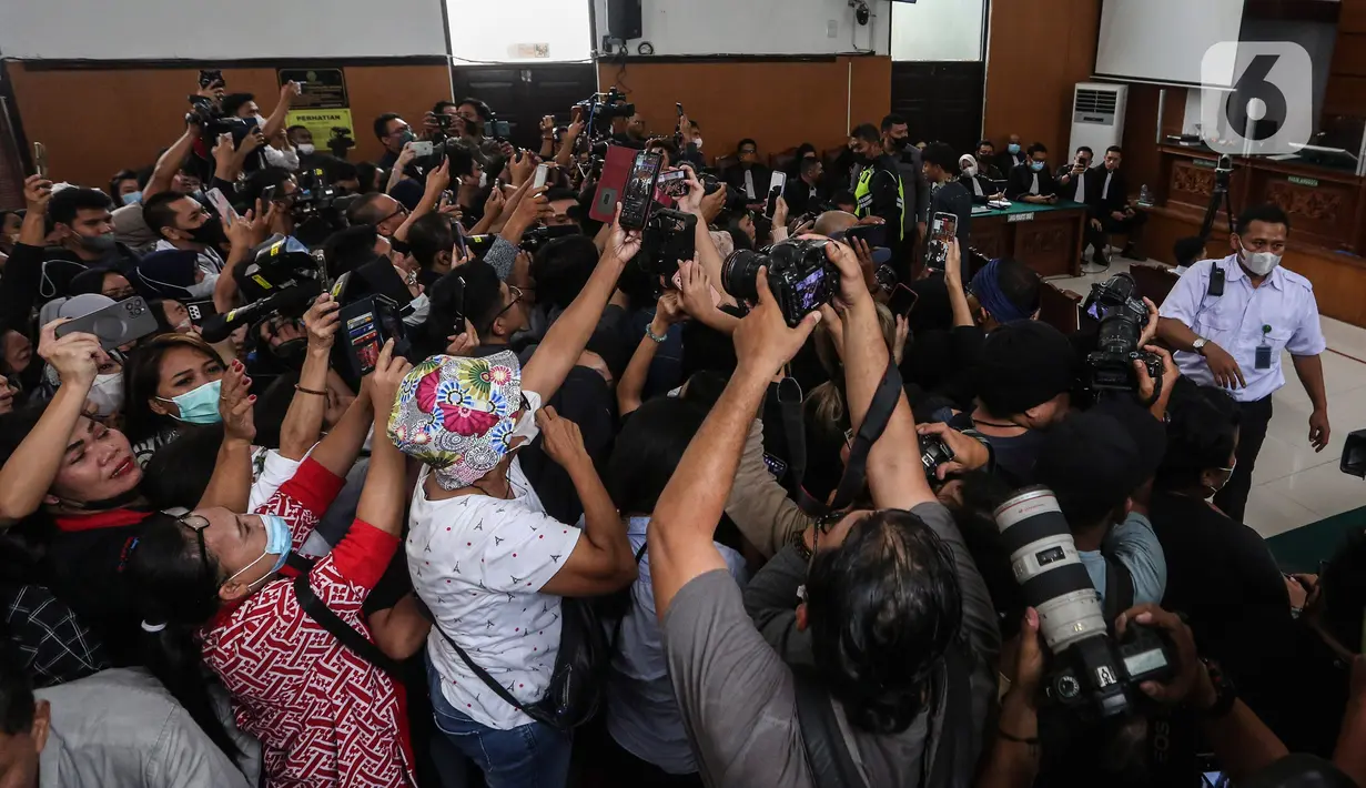 Para pendukung Richard Eliezer Pudihang Lumiu memadati Pengadilan Negeri Jakarta Selatan untuk menyaksikan langsung sidang vonis kasus pembunuhan Brigadir Yosua Hutabarat, Rabu (15/2/2023). Dalam kasus pembunuhan berencana itu, Eliezer menjadi eksekutor yang membuat Brigadir J kehilangan nyawanya. Eksekusi itu diperintahkan oleh Ferdy Sambo sendiri. Bharada E dalam menembak Brigadir J menggunakan senjata Glock 17. (Liputan6.com/Johan Tallo)