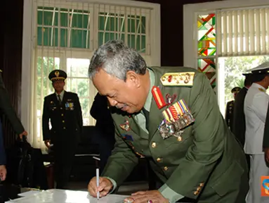 Citizen6, Jakarta: Sementara itu PAT Malaysia didampingi oleh Brigjen Dato’ Ismet Nayan bin Ismail (Komandan MTAT), dan Brigjen H. Moh. Anuar Rijaldin. (Pengirim: Badarudin Bakri).