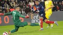 Penyerang Prancis, Kylian Mbappe saat mencetak gol ke gawang Kazakhstan pada pertandingan kualifikasi grup D Piala Dunia 2022 di stadion Parc des Princes di Paris, Prancis, Minggu (14/11/2021). Mbappe mencetak empat gol dan mengantar Prancis menang telak atas Kazakhstan 8-0. (AP Photo/Michel Euler)