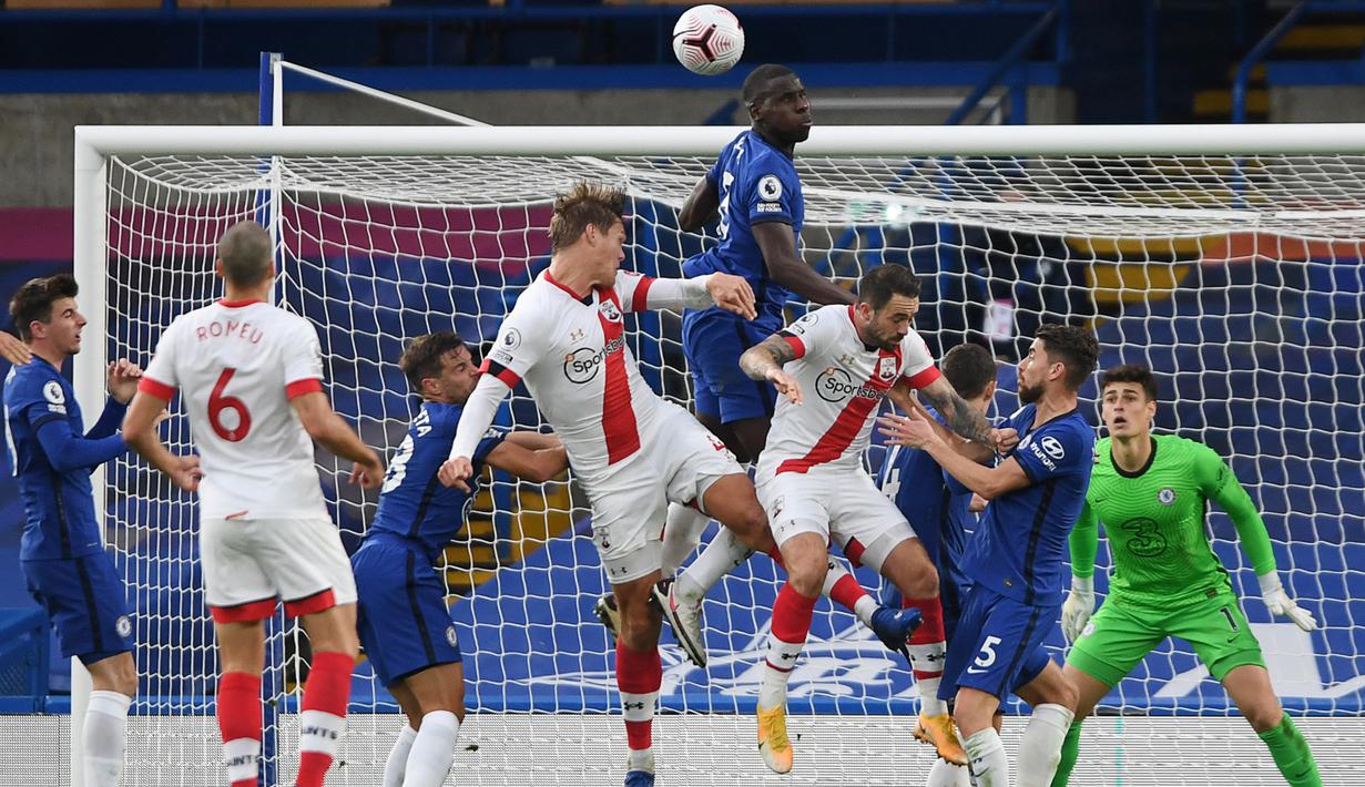 Bek Chelsea, Kurt Zouma, berusaha menyundul bola saat menghadapi Southampton pada laga lanjutan Liga Inggris di Stamford Brigde, Sabtu (17/10/2020) malam WIB. Chelsea bermain imbang 3-3 atas Southampton. (AFP/Mike Hewitt/pool)