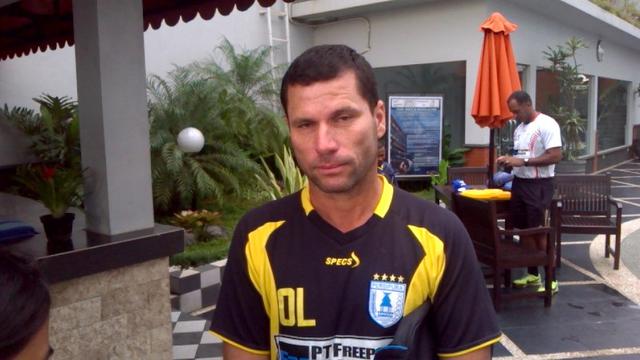 Pelatih Persipura Jayapura Osvaldo Lessa