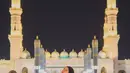 Awkarin berpose di depan Masjid Nabawi, Madinah mengenakan gamis serba hitam yang justru membuatnya tampil memikat. [Foto: Instagram/narinkovilda]
