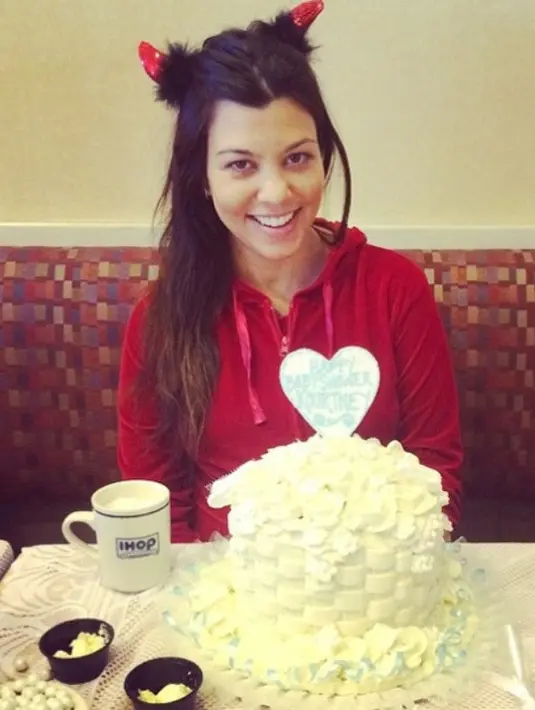 Dengan senyum ceria, Kourtney Kardashian pun mengunggah foto dirinya tanpa makeup. (instagram/kourtneykardashian)