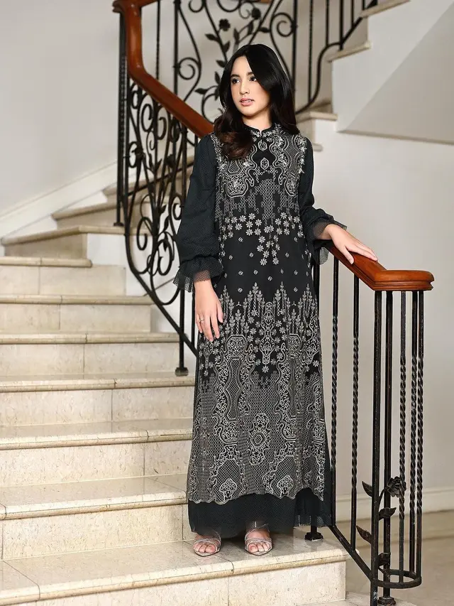 Warisi Bakat Nia Ramadhani, Pesona Mikhayla Bakrie Debut jadi Model Busana Ramadan dan Lebaran