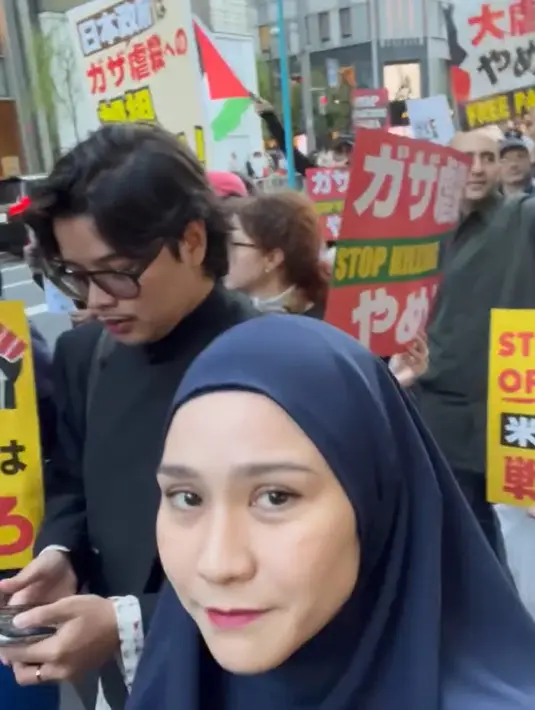 Perempuan kelahiran Jakarta 36 tahun silam itu akhirnya bergabung dan jalan keliling sambil menyuarakan aksinya. [Instagram/zaskiadyamecca]