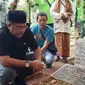 Rano Karno ziarah ke makam Aminah Cendrakasih di TPU Karet Bivak, Jakarta, Jumat (23/12/2022). (Dok. M. Altaf Jauhar)