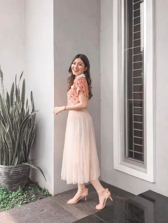 Bernuansa warna soft, Haviza Devi memilih atasan warna salem terang bermotif polkadot sebagai padanan untuk midi tutu skirt-nya. (Instagram/havizadevianjani).
