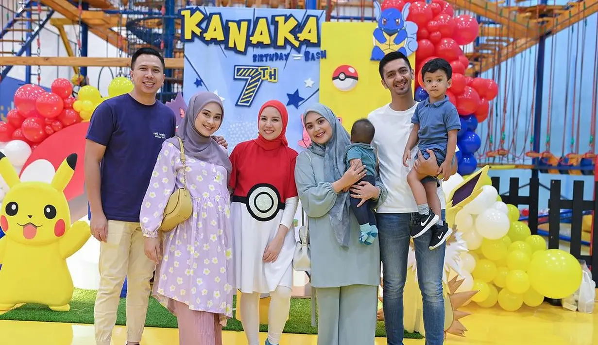 Hadir Vebby Palwinta bersama suami serta anak dan juga Nina Septiani untuk memeriahkan acara ulang tahun anak pertama Tya dan Irfan. [Instagram/tya_ariestya]