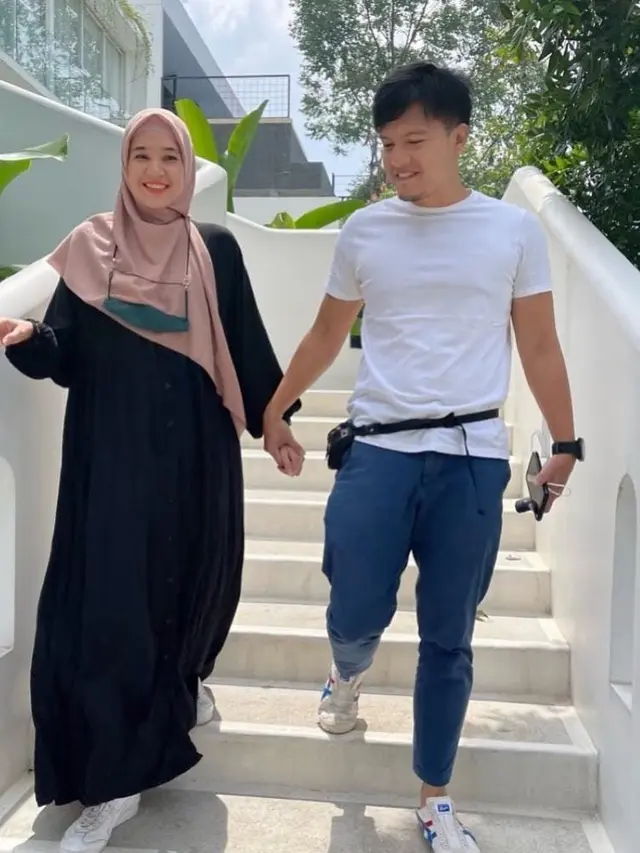 Potret mesra Dhini Aminarti dan Dimas Seto